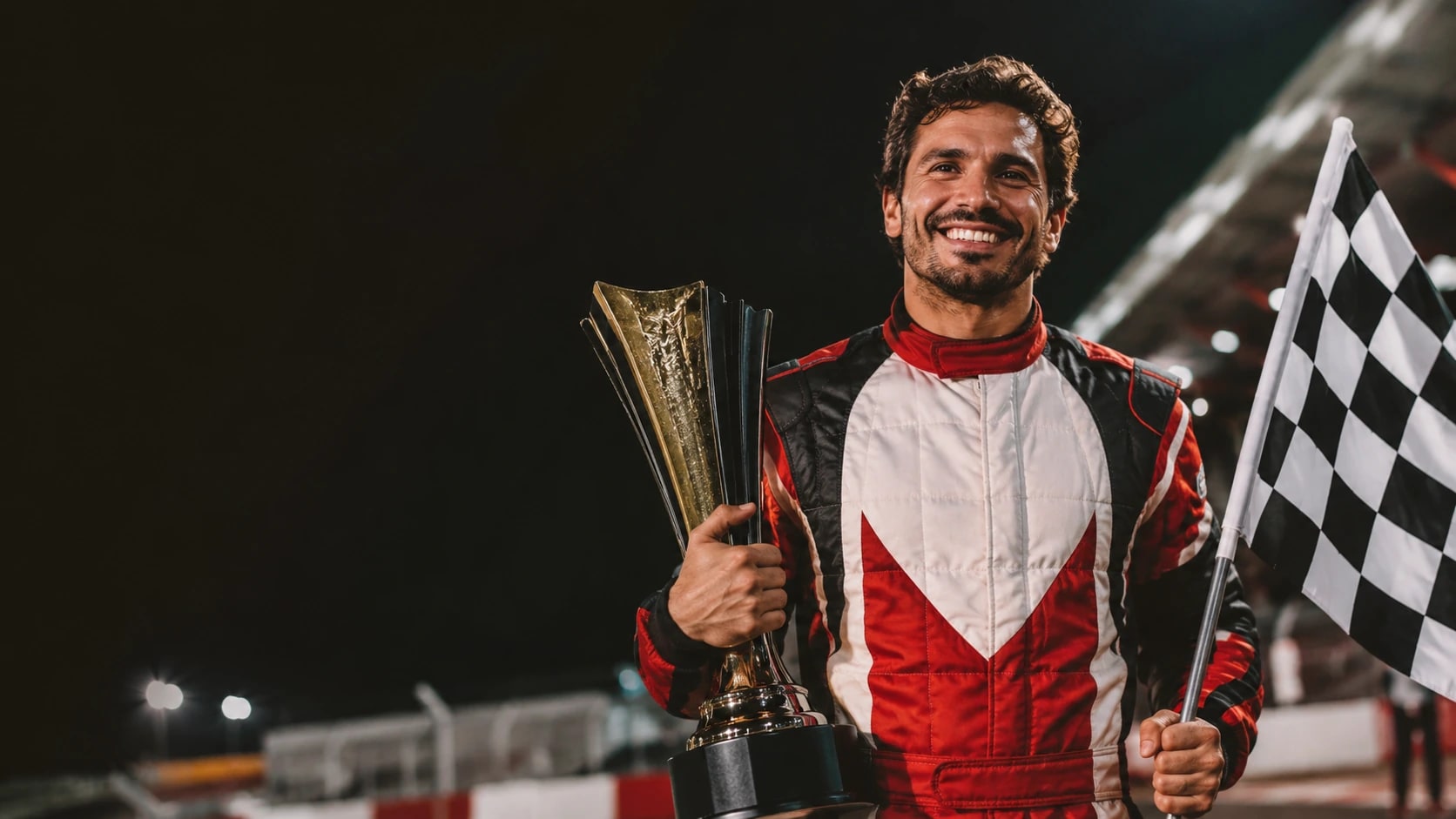 Piloto de kart comemorando com troféu e bandeira quadriculada